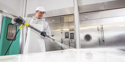Cleaning a butcher table with a high-pressure cleaner