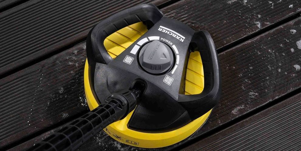 Cleaning wood decking with a surface cleaner A Kärcher surface cleaner cleans wooden decking