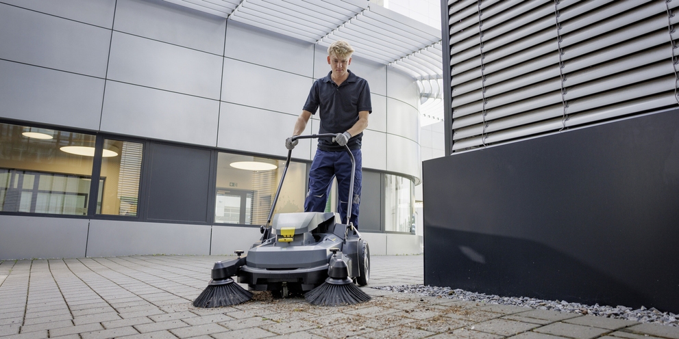 Green space maintenance/outdoor cleaning Green space maintenance/outdoor cleaning