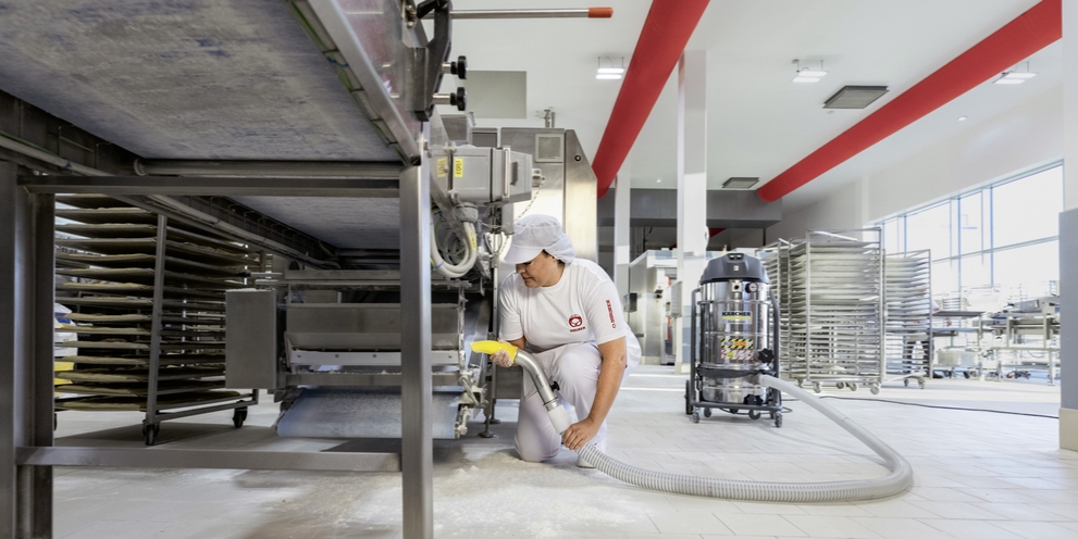 Cleaning transport and conveyor belts with the Kärcher industrial vacuum cleaner