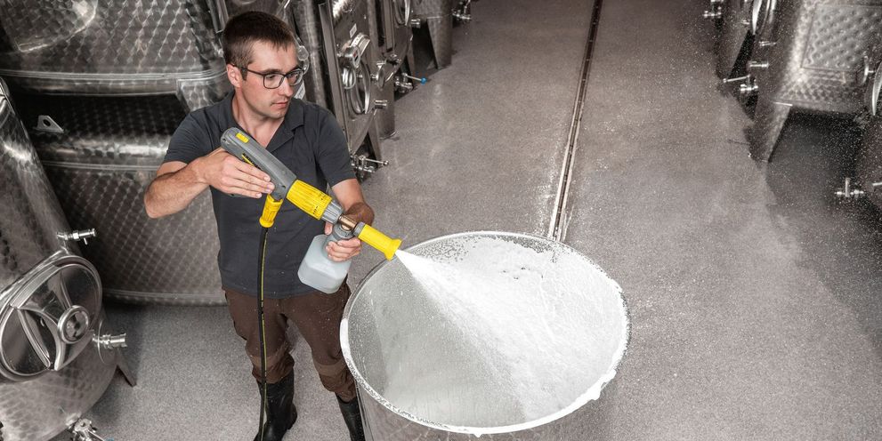 Hygienic cleaning of tanks, barrels, conveyor belts, transport crates as well as storage and cold rooms