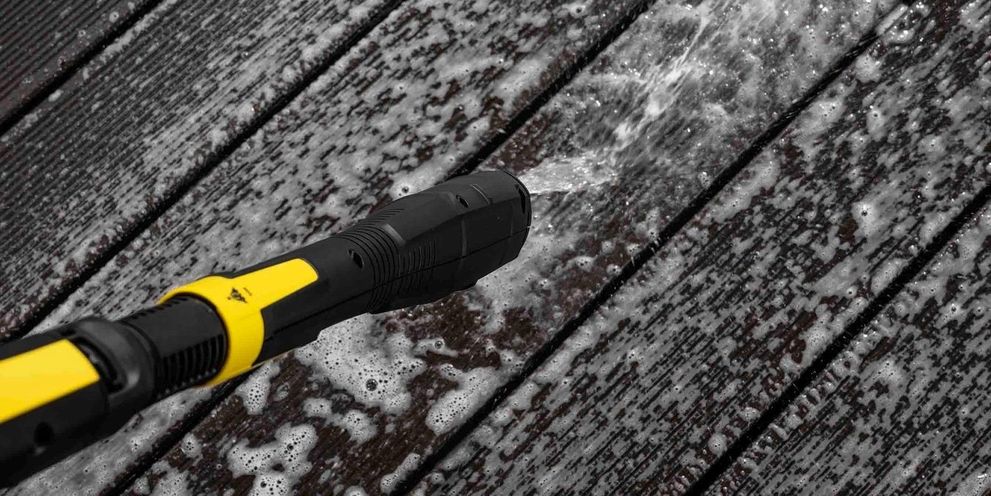Cleaning wood decking A Kärcher dirt blaster pressure washer lance cleans wood