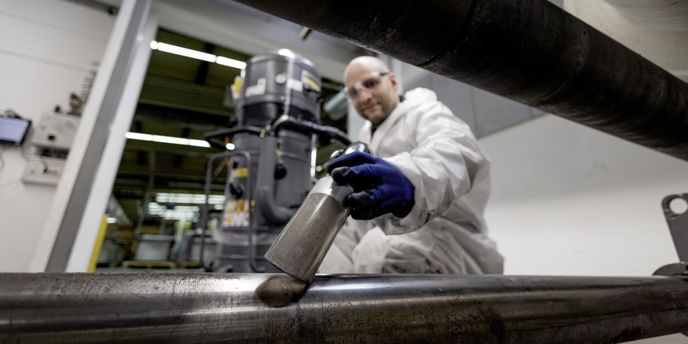  A person operates a Kärcher extraction unit