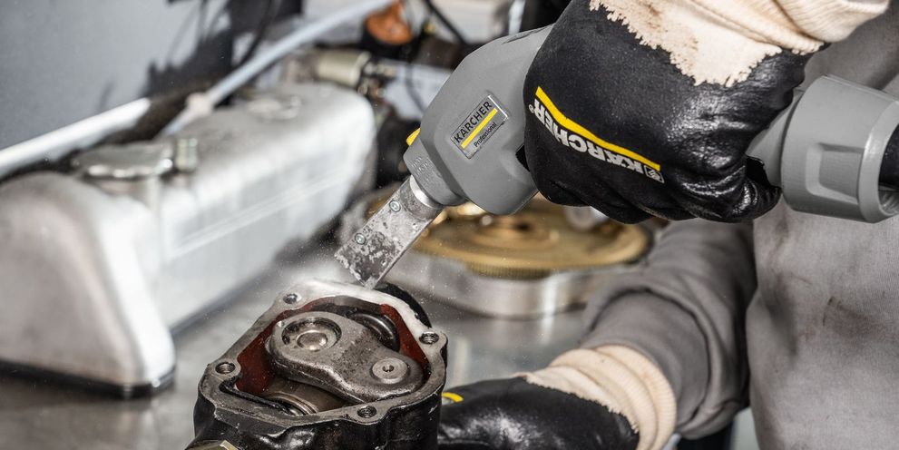 Cleaning rubber parts with dry ice Cleaning rubber parts with a Kärcher dry ice blaster
