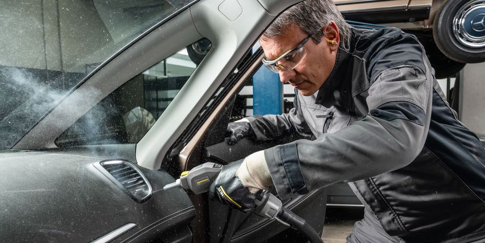Dry ice cleaning in vehicle interiors Dry ice cleaning in vehicle interiors with a Kärcher dry ice blaster