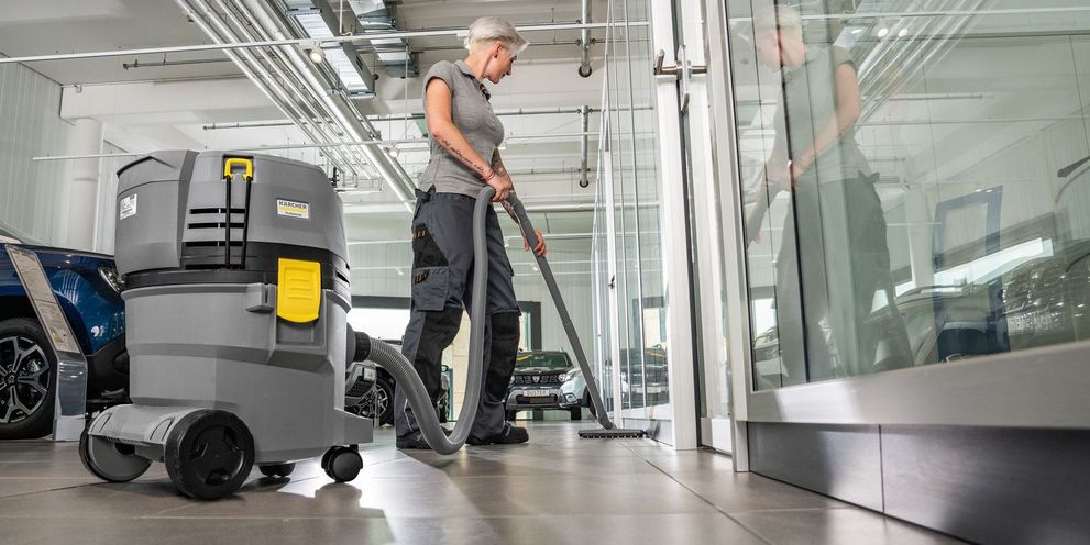 Cleaning fine stone with a Kärcher vacuum cleaner
