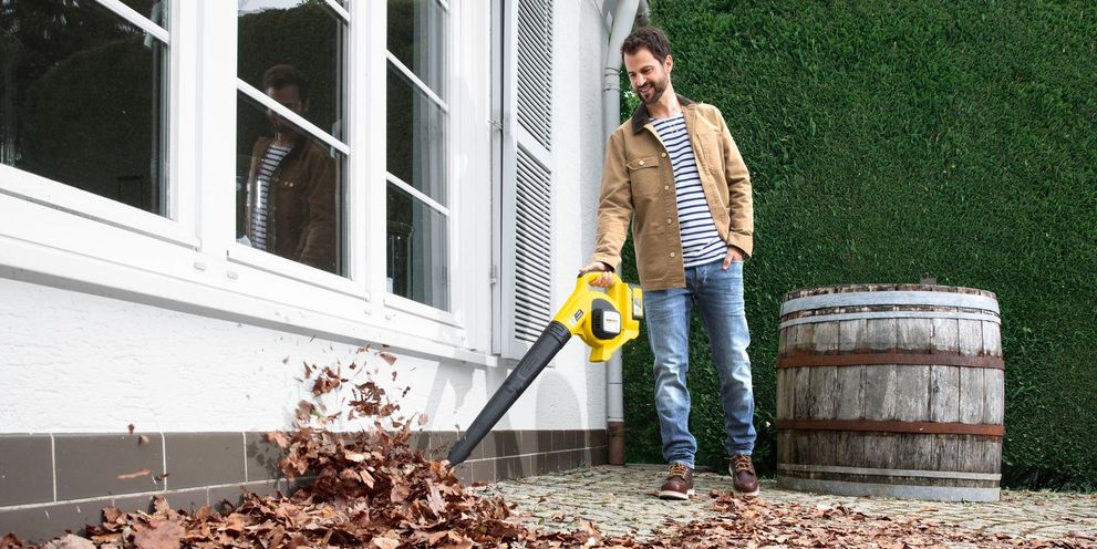 Clearing leaves with the Kärcher leaf blower