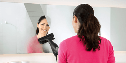 Streak-free cleaning of a large bathroom mirror using the window nozzle of the Kärcher SV 7.