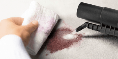 The Kärcher SV 7 point jet nozzle removes a dark stain from light-coloured carpet.