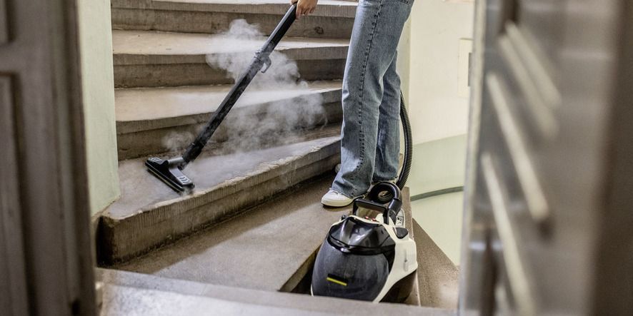 Cleaning a stone staircase with the Kärcher SV 7 steam vacuum cleaner and the narrow floor nozzle.