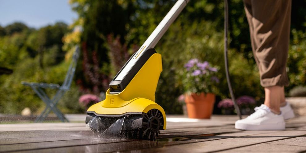 Cleaning wooden decking with a patio cleaner Close up: Kärcher patio cleaner in action