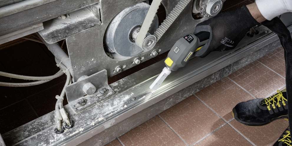  A conveyor belt is cleaned with dry ice