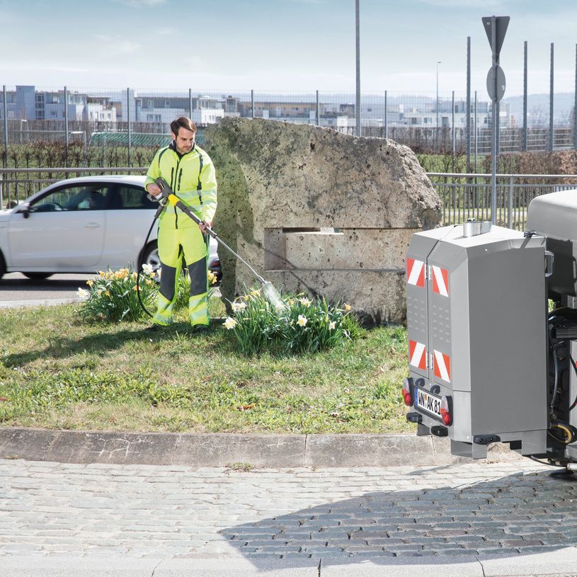 Mobile green area maintenance with the WRS 200 Mobile green area maintenance with the WRS 200