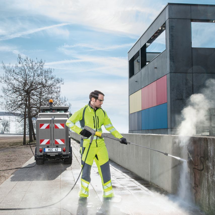 High-pressure cleaning of graffiti on a stone wall using the WRS 200 High-pressure cleaning of graffiti on a stone wall using the WRS 200