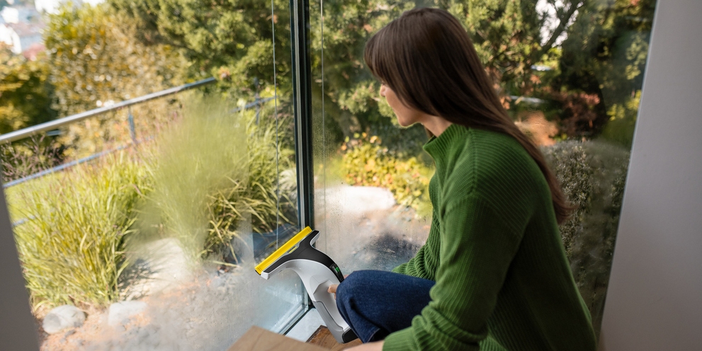 WV 6 Streak-free window cleaning with the WV 6 Window Vac.