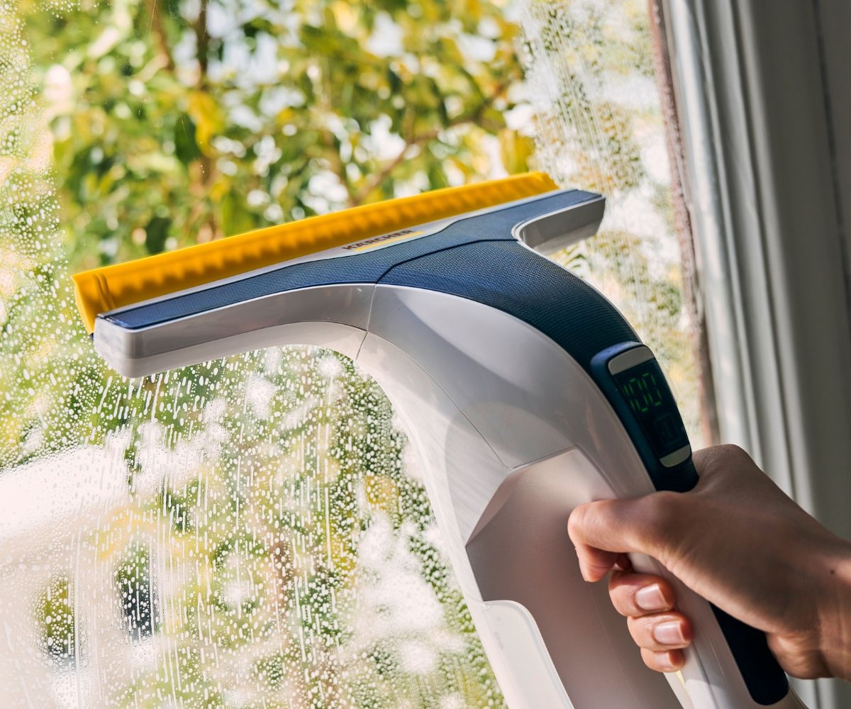 WV 6 Window Vac Cleaning Window