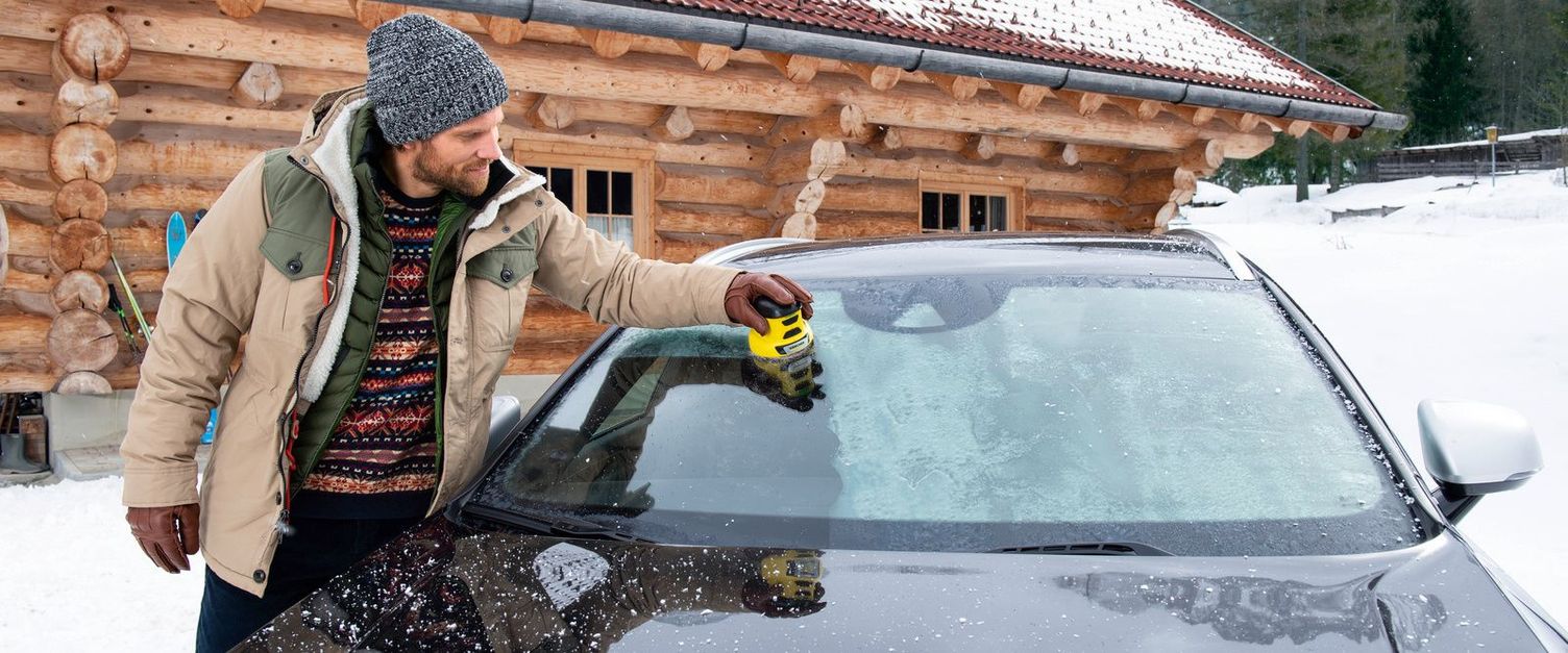 Kärcher: A man de-ices the windows of his car 