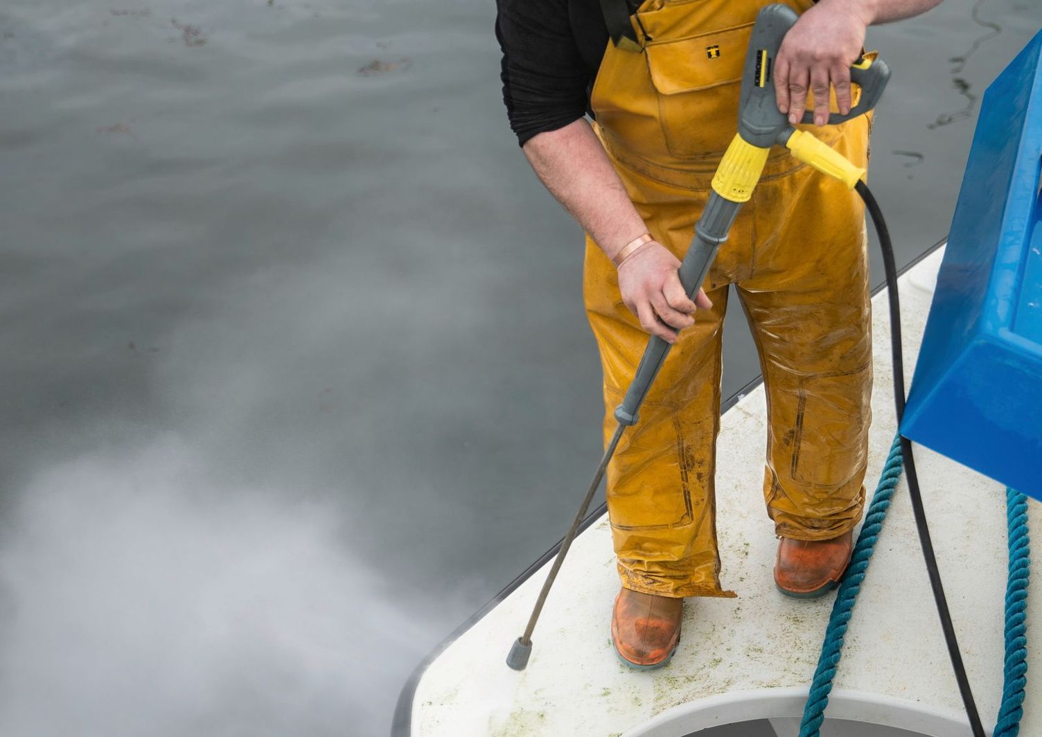 Cleaning in a fishing boat using high pressure