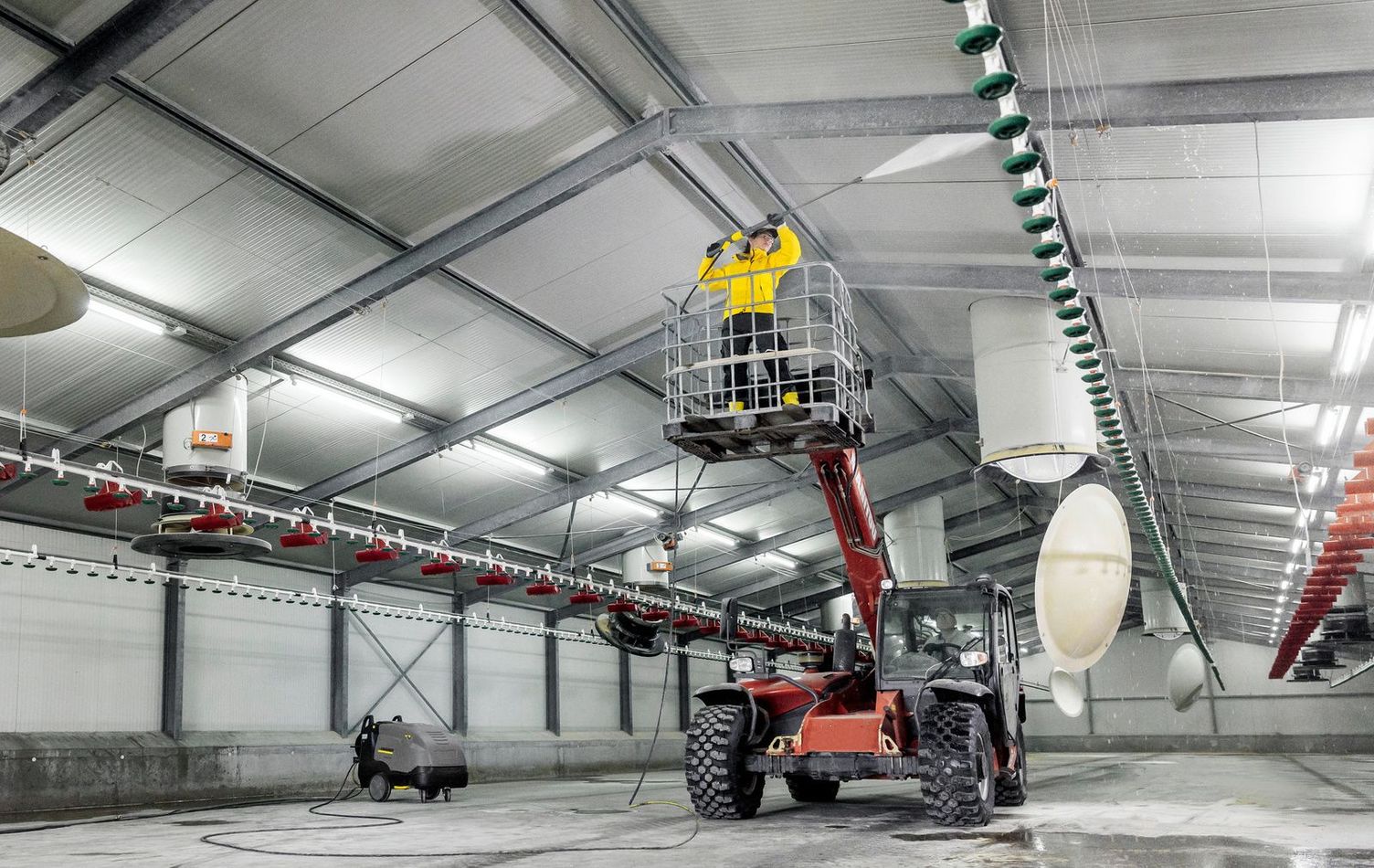 Hot water high-pressure cleaning in the poultry house