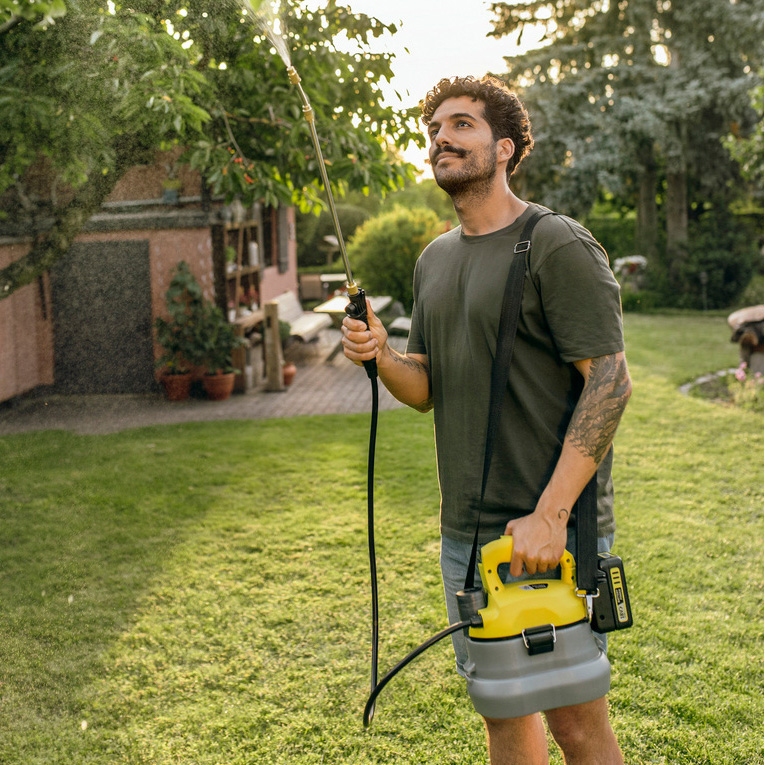Using the shoulder strap at the Battery Pressure Sprayer