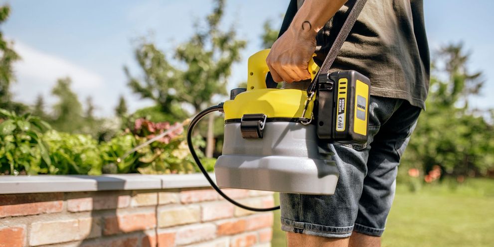 Kärcher: Kärcher: hands holding a Battery pressure sprayer -