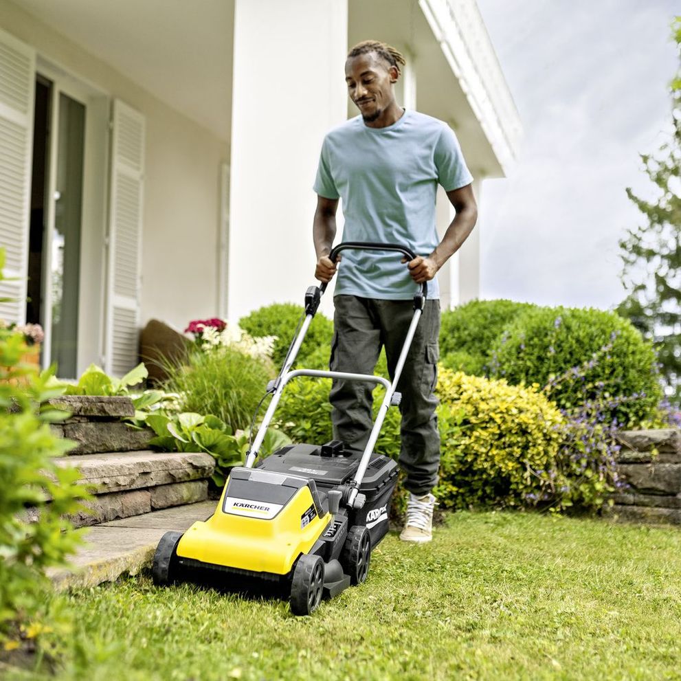 Mowing close to the edge thanks to additional lawn combs