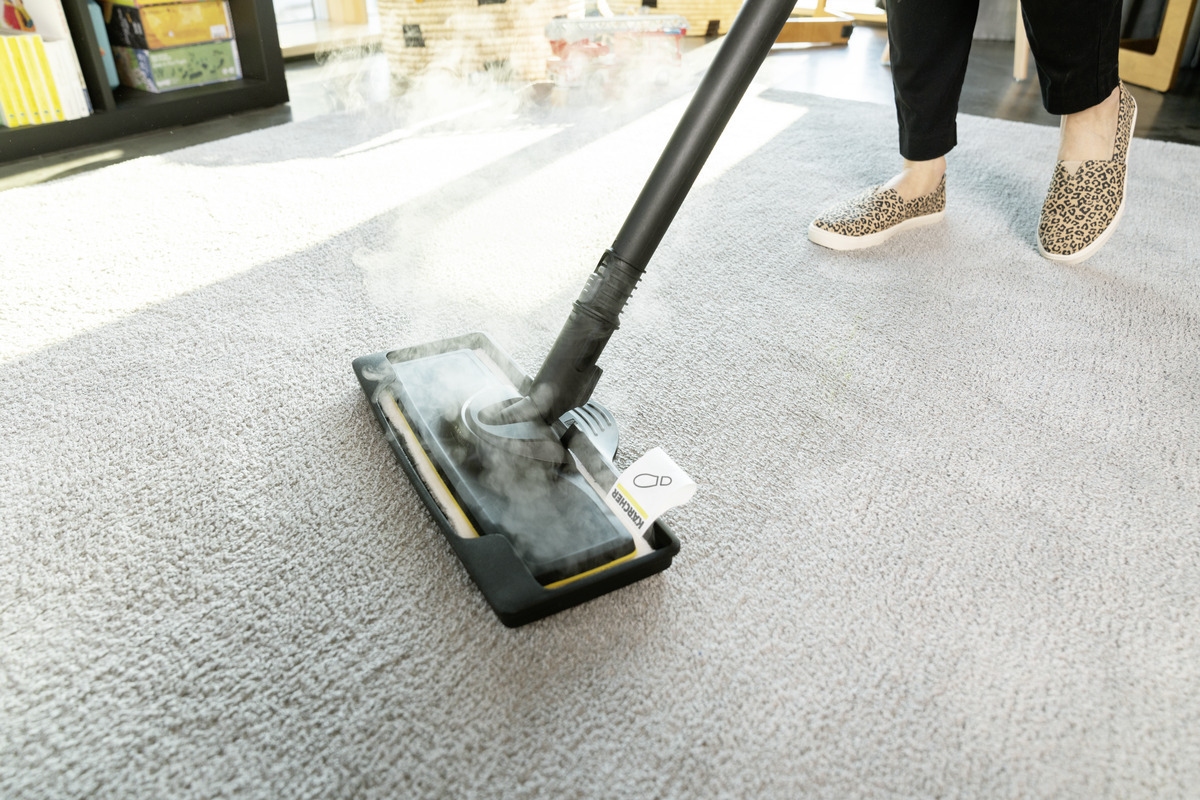 Refreshing carpet fibres with the steam cleaner Refreshing carpet fibres with the Kärcher steam cleaner