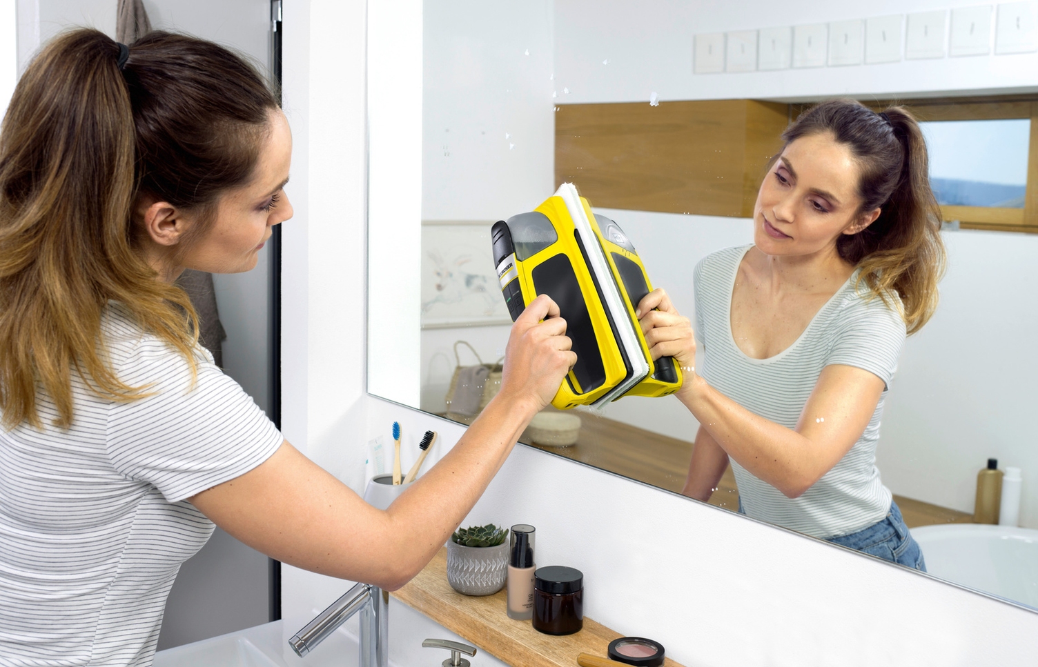 Cleaning mirrors with the Kärcher cordless wiper