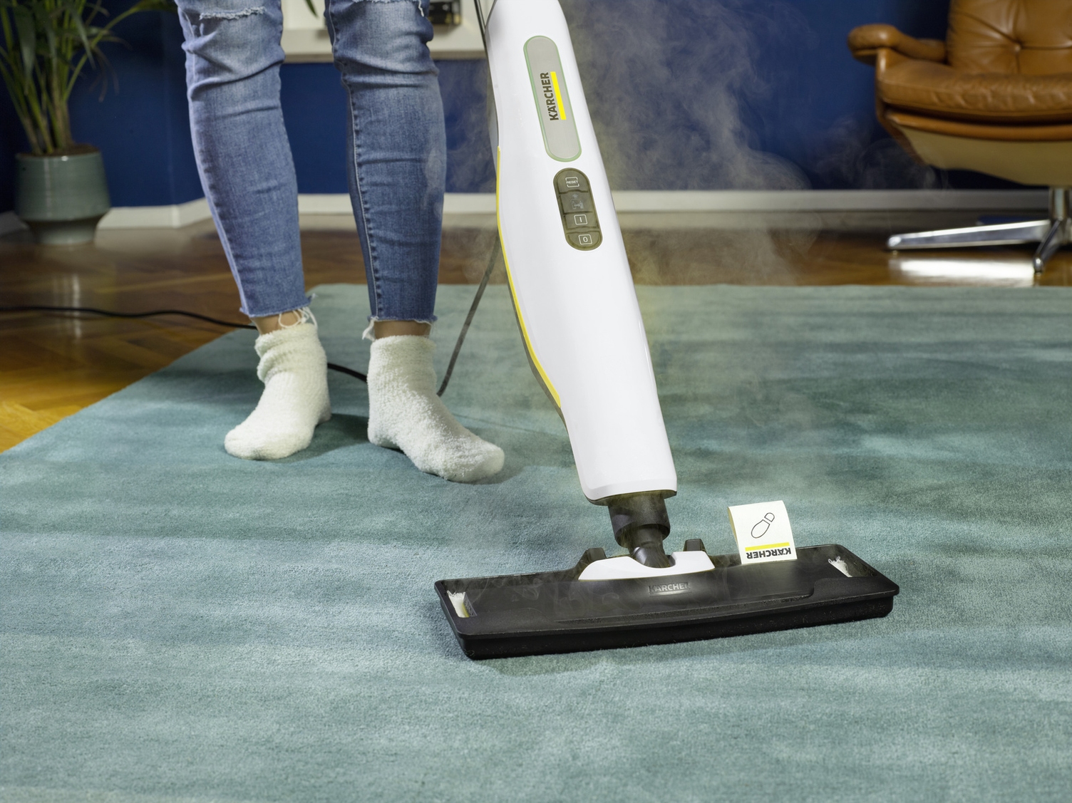 Refreshing carpet fibres with the steam cleaner Refreshing carpet fibres with the Kärcher steam cleaner