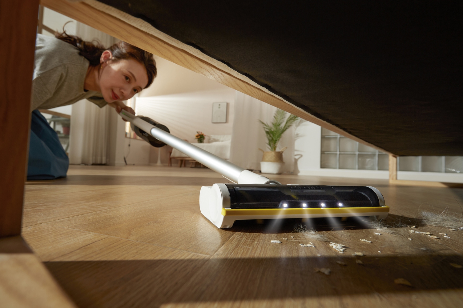 Clean the bedroom with a battery-powered vacuum cleaner 