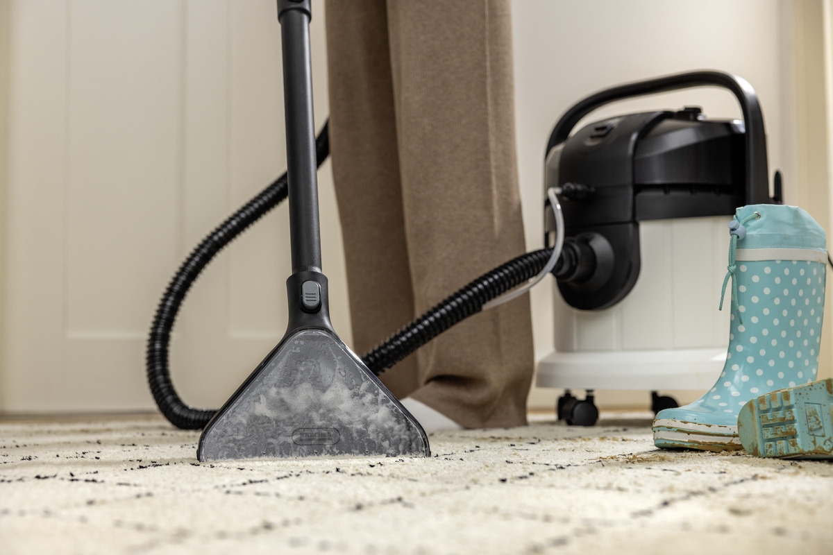Intermediate cleaning of a pet bed Intermediate cleaning of a pet bed with Kärcher vacuum cleaner