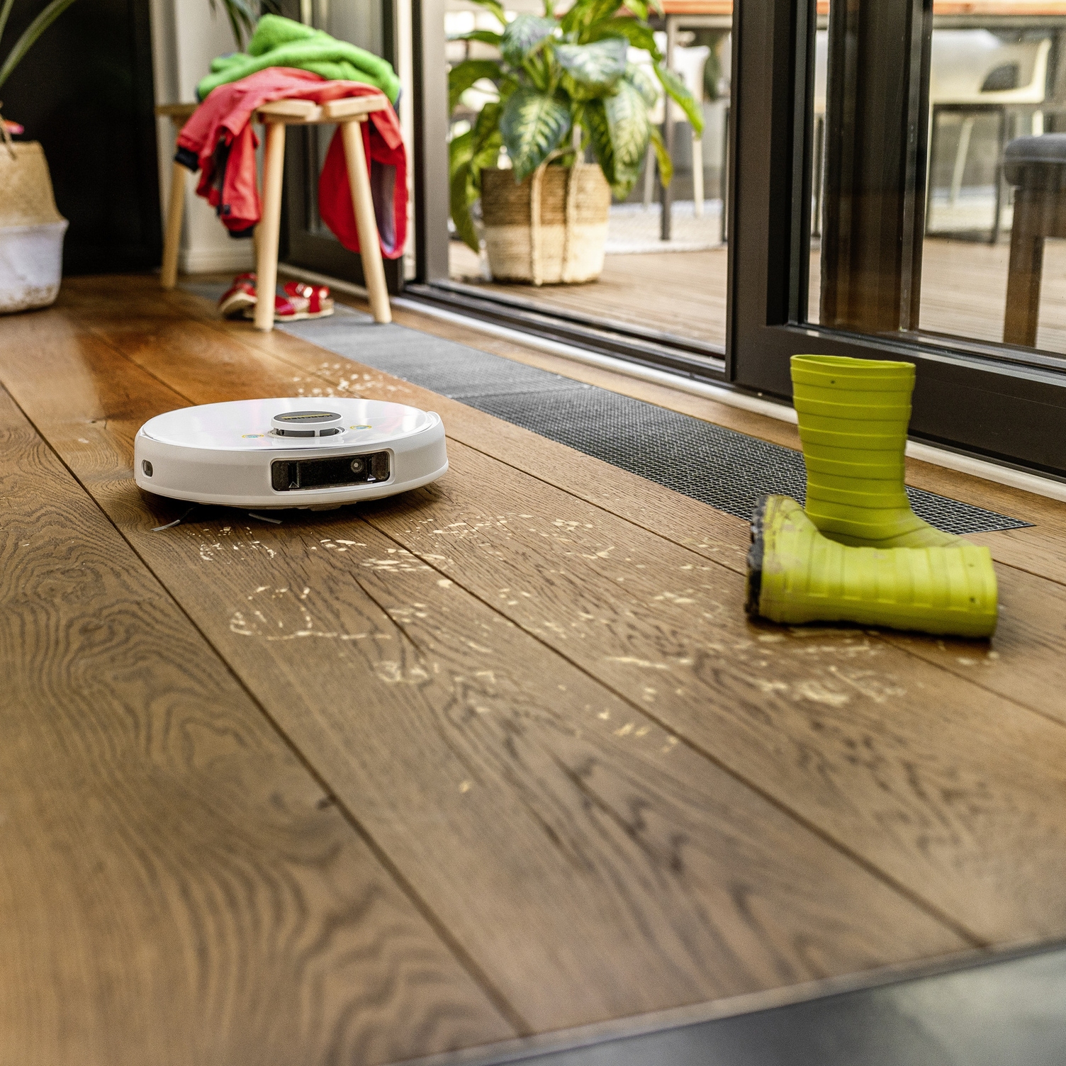 Variety of cleaning methods Robot mopping up footprints