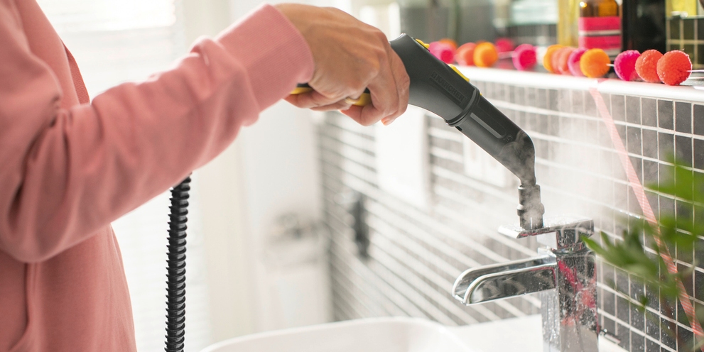 Sets of brushes Cleaning of water tap with with steam cleaner brush
