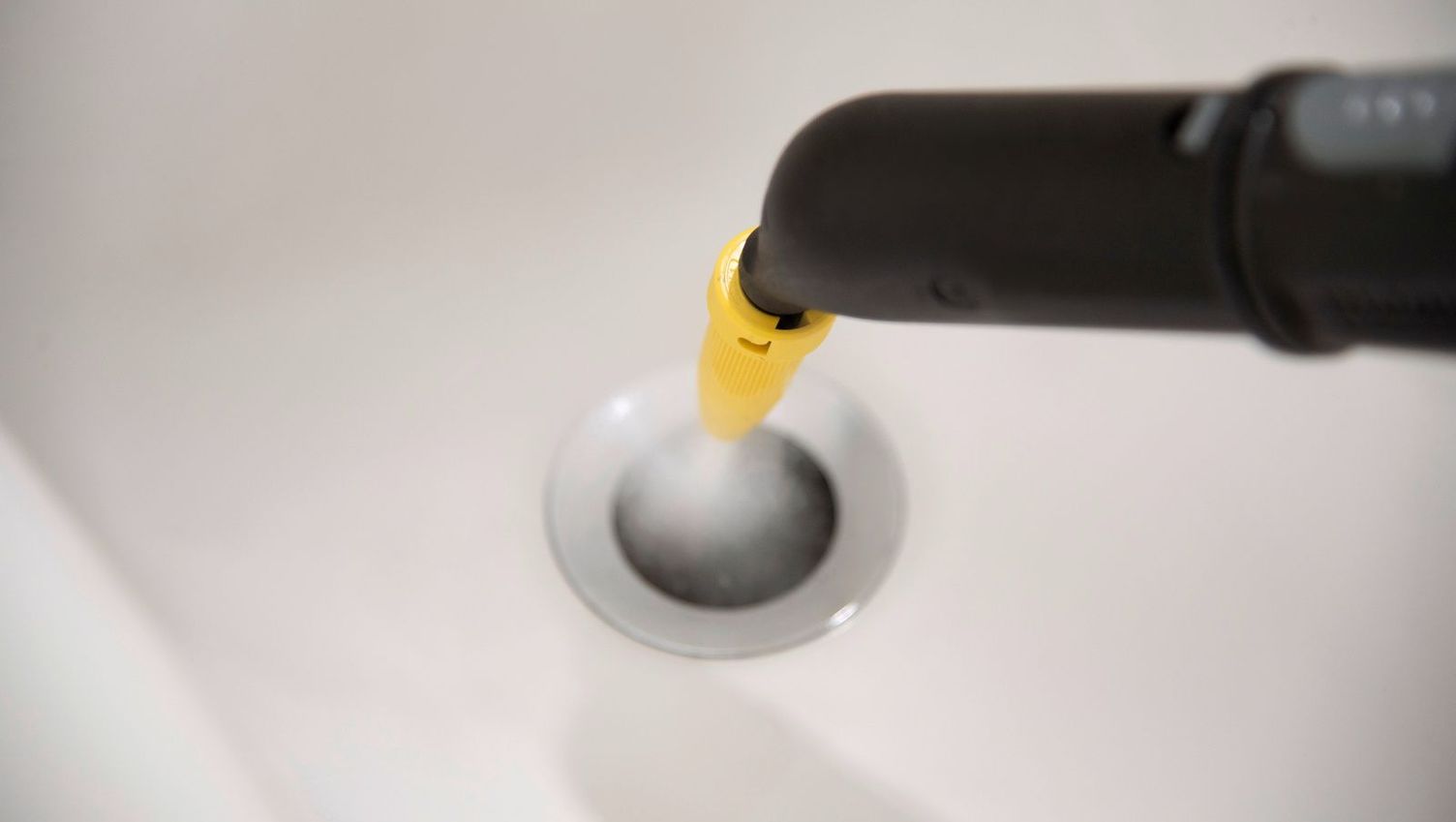 Cleaning drains with the Kärcher steam cleaner