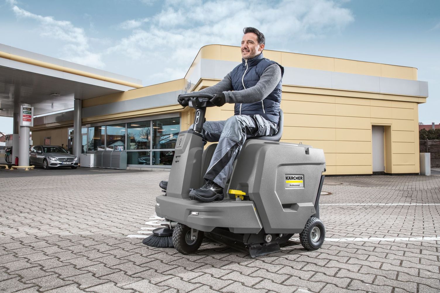 Ride-on sweeper for large areas for forecourt cleaning Ride-on sweeper for large areas for forecourt cleaning