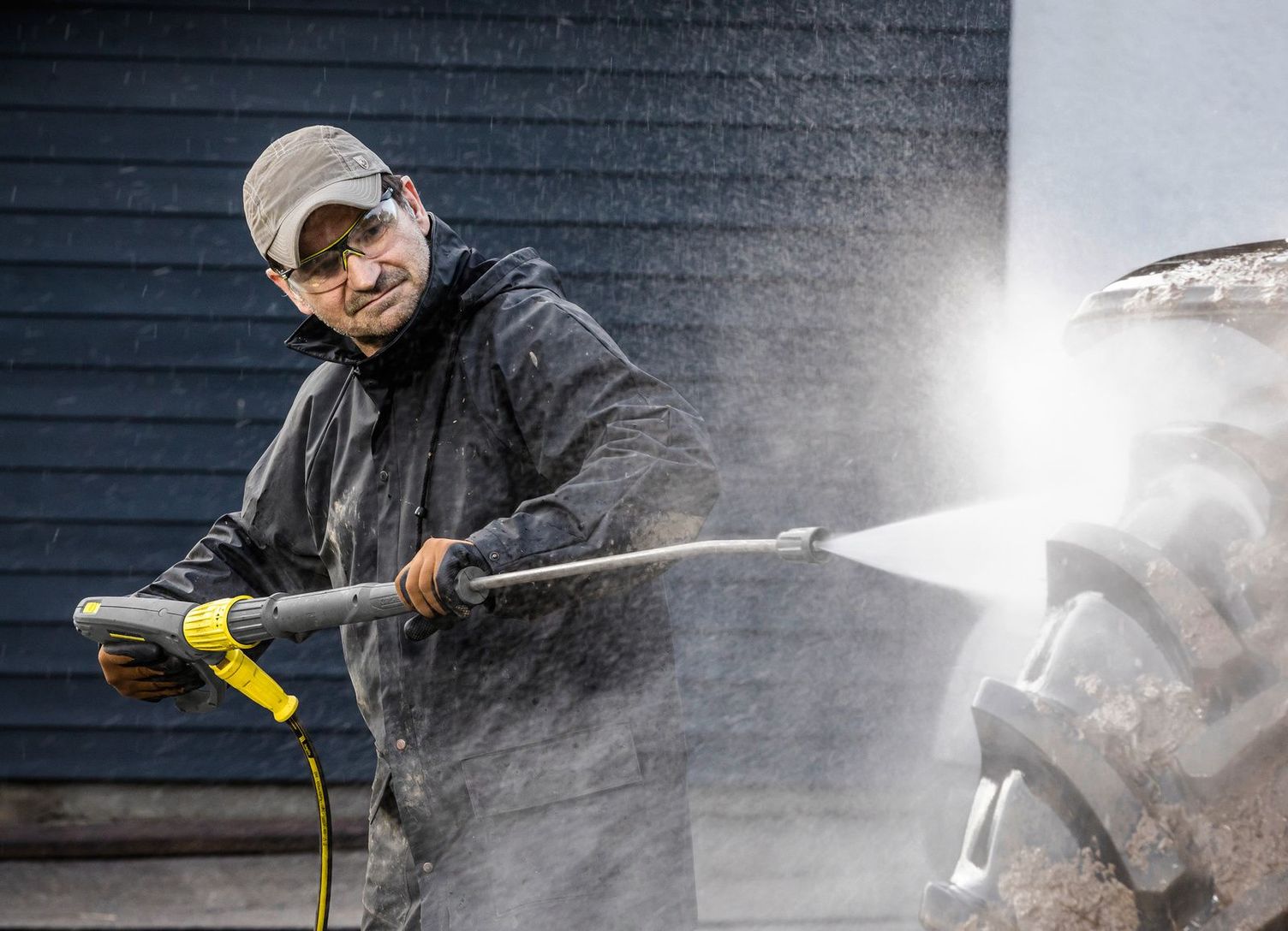 Kärcher: Cleaning the external parts of agricultural machinery with high pressure