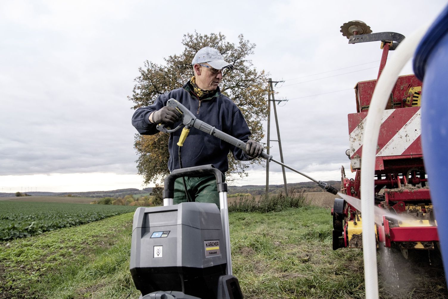 Attachement cleaning with a pressure washer attached to a water tank