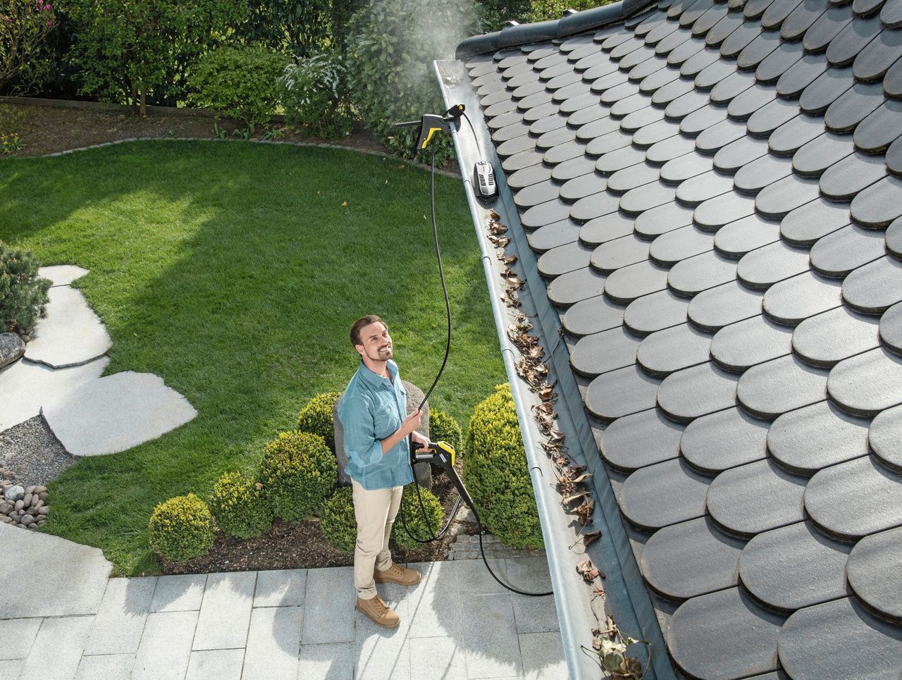 Clearing leaves from guttering and pipes Kärcher tip: Clearing leaves from guttering and pipes