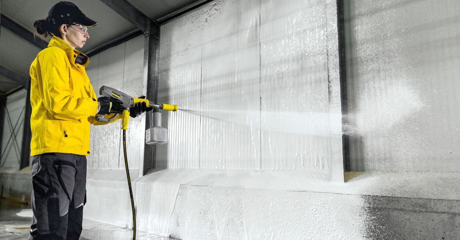 Cleaning chicken coops with high-pressure cleaners Cleaning chicken coops with high-pressure cleaners