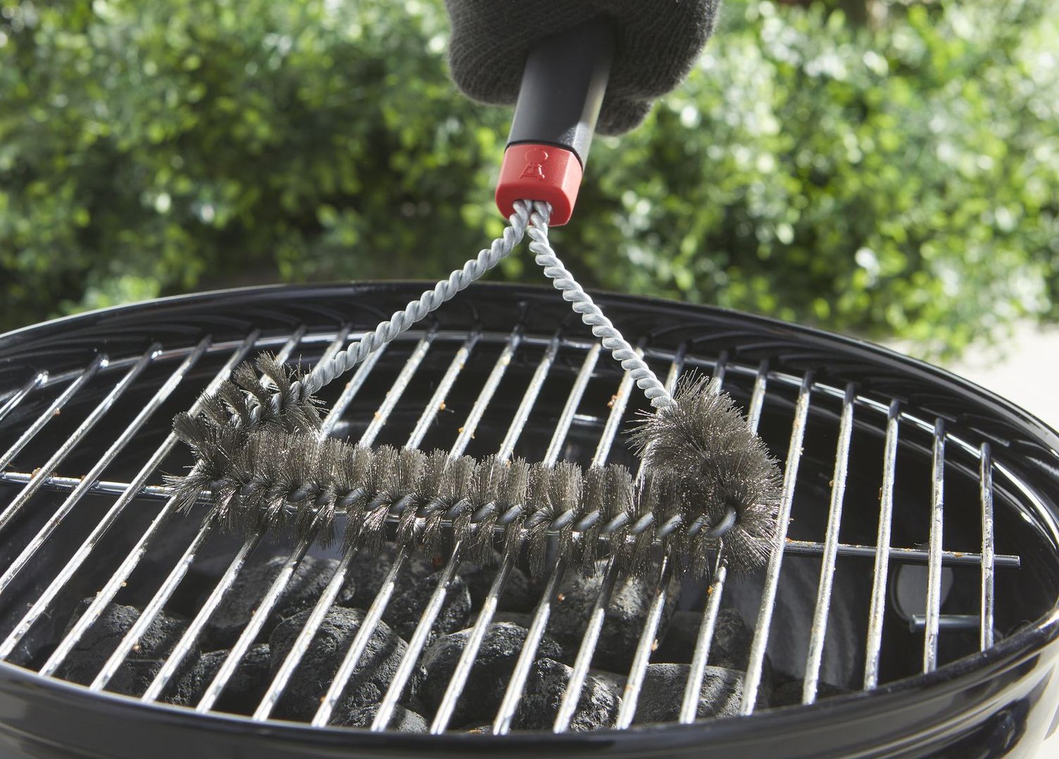 Weber®: wire brush for a grill