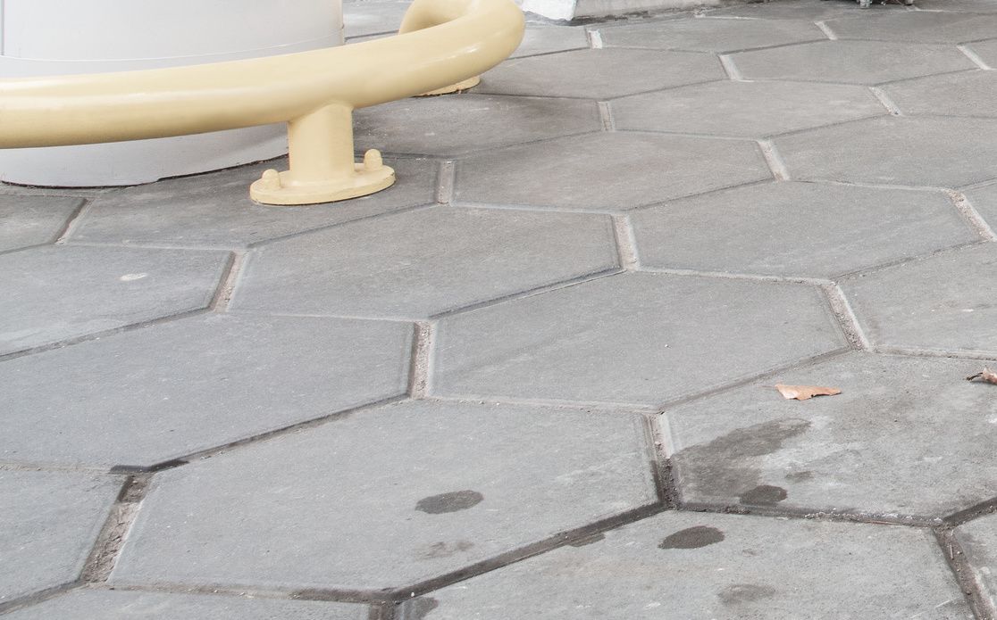 Cleaning crevices on the forecourt Cleaning crevices on the forecourt