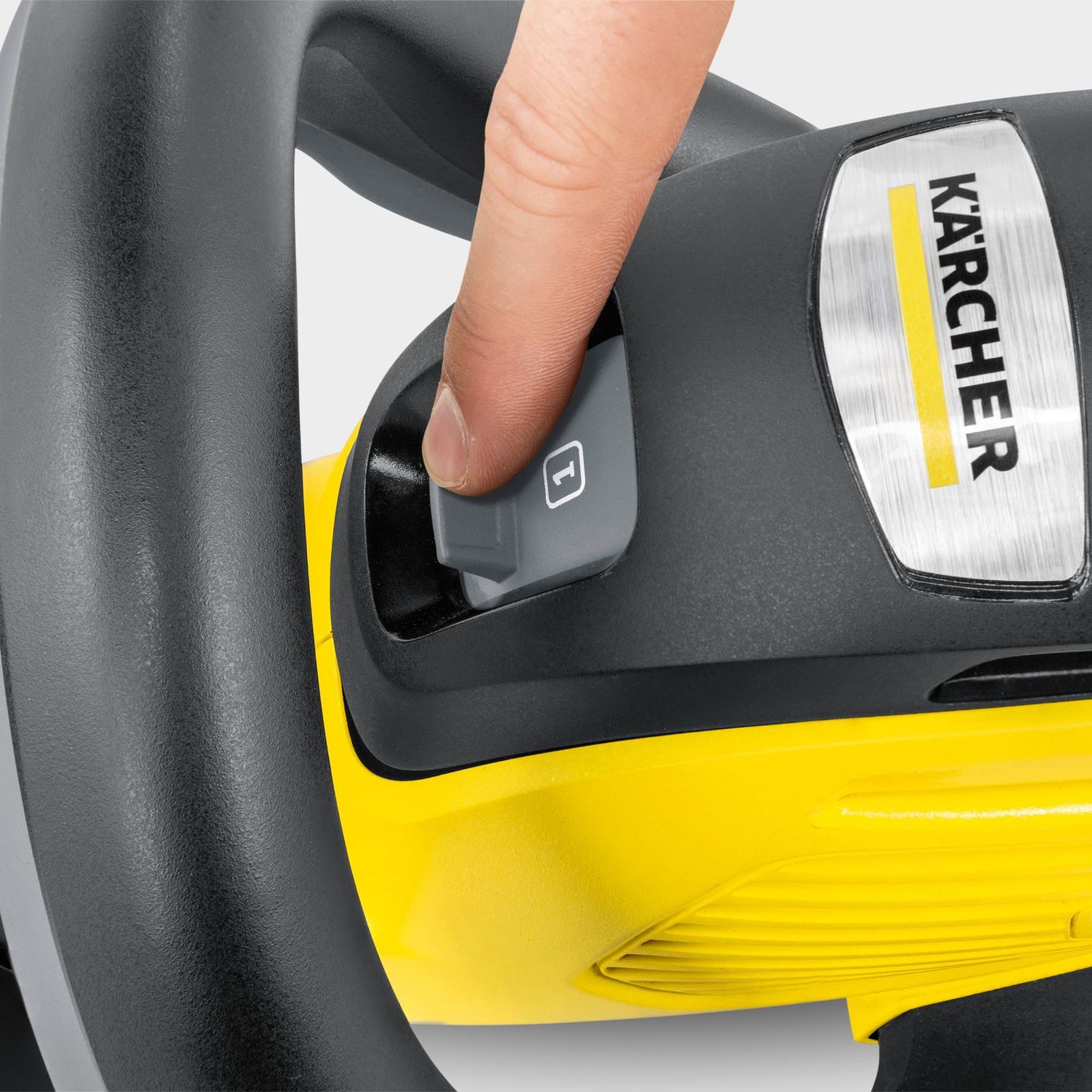 one index finger operates a switch on the Kärcher battery hedge trimmer