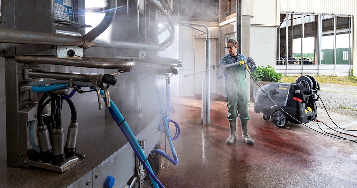 Cleaning with a high-pressure washer in agriculture