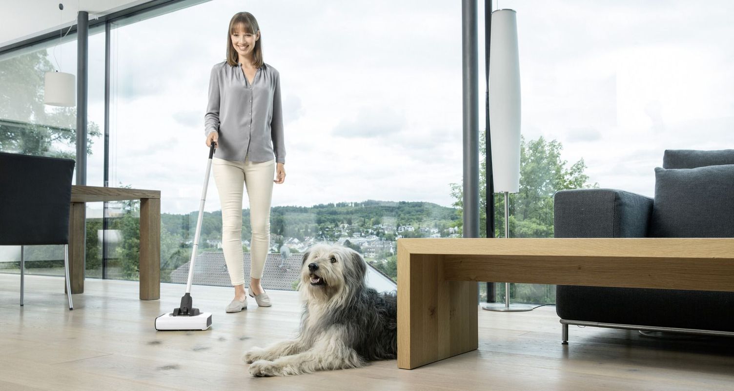 Removing pet hair from the floor with a Kärcher cordless electric broom