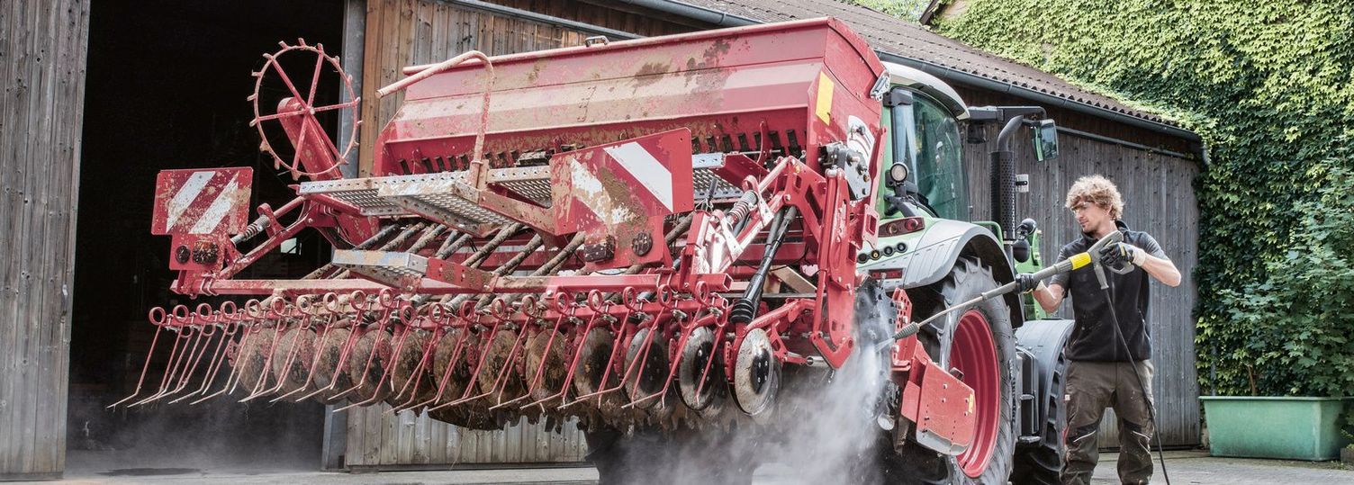Cleaning agricultural machinery Cleaning agricultural machinery