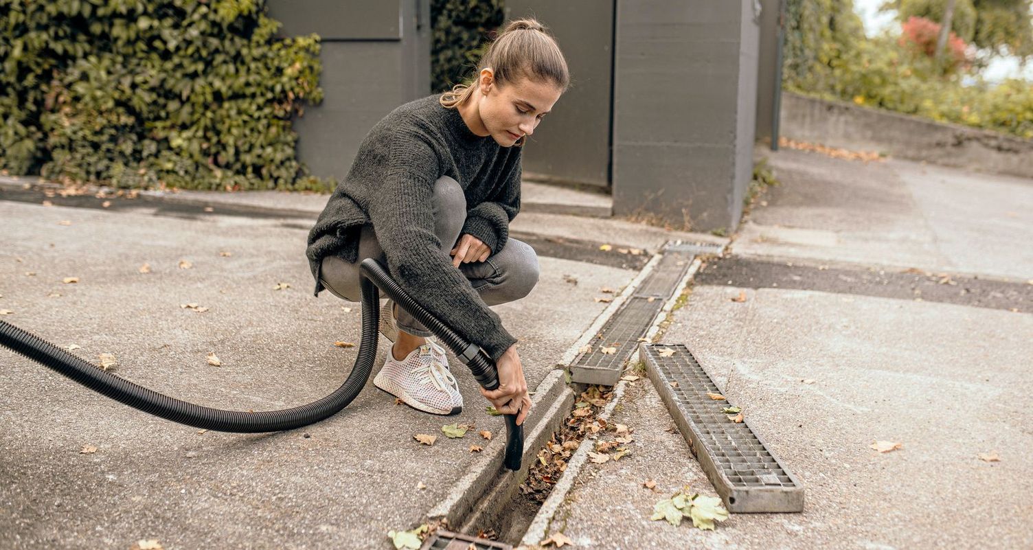 Clearing leaves with a vacuum cleaner Clearing leaves with a vacuum cleaner