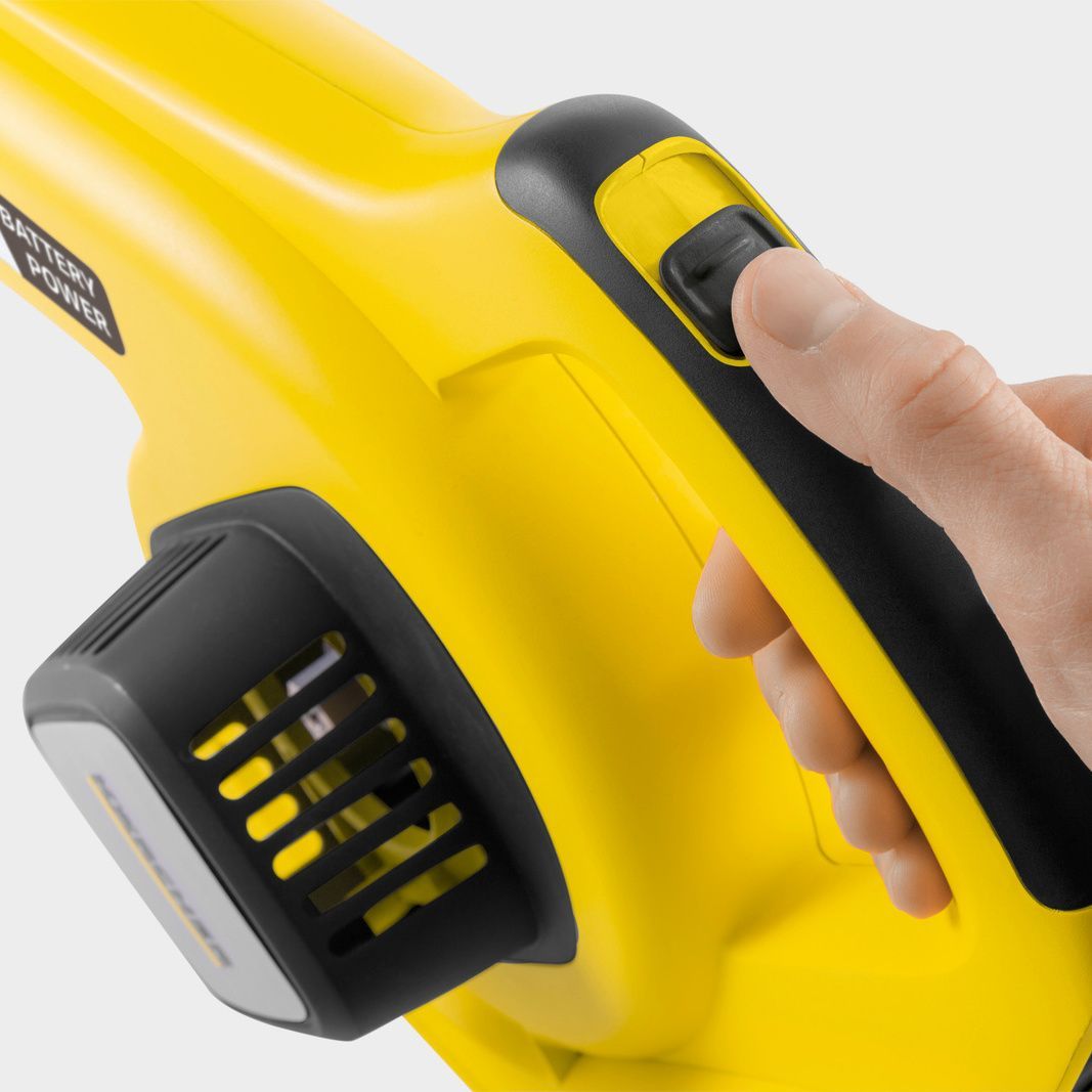 A hand holds the Kärcher cordless leaf blower by the handle
