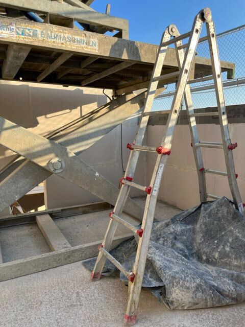 A ladder stands next to a lifting platform