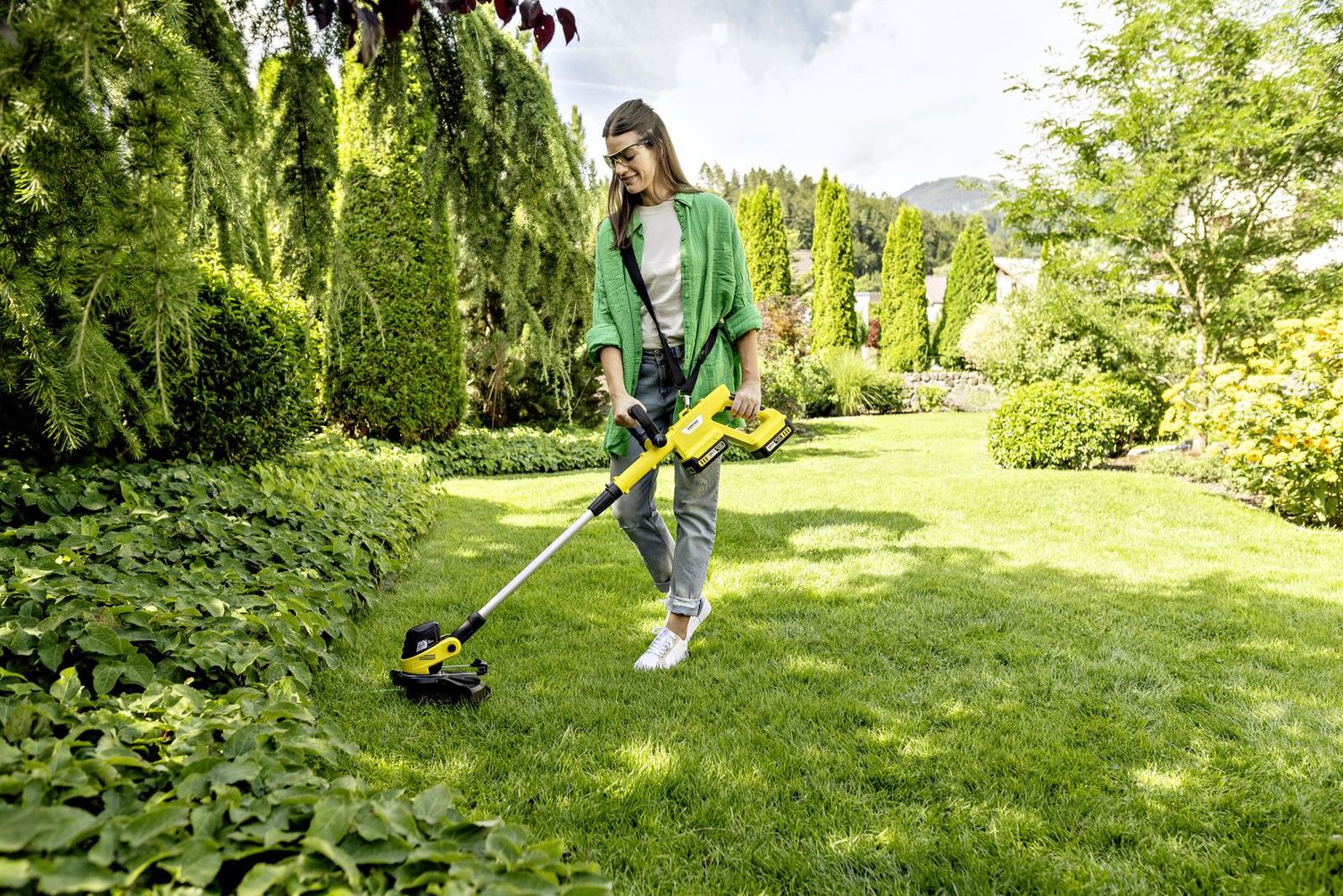 Kärcher battery lawn trimmer for isolated and uneven patches of lawn
