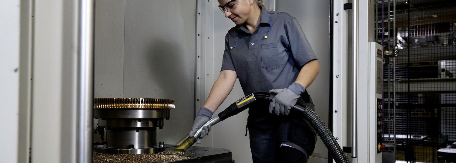 With the right vacuum cleaner, swarf can be removed without any problems A person sucks swarf from a machine